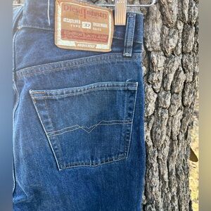 ⭐️Men’s Diesel Industry Boot Cut Jean in size 31